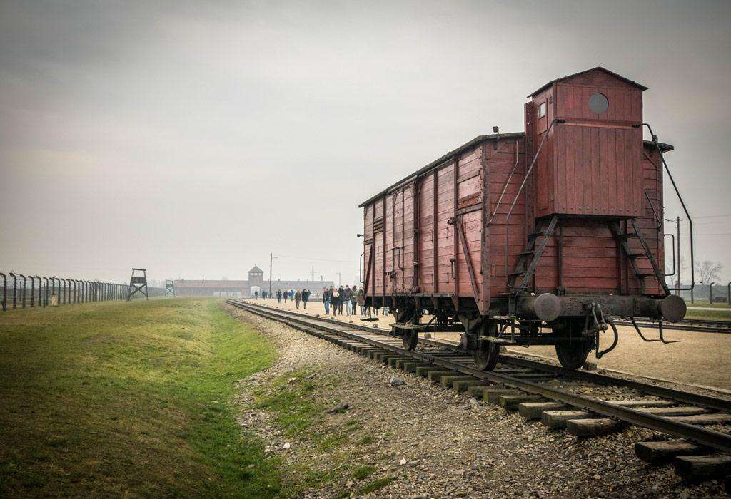 Een wagon, zoals er zovelen op deze sporen aankwamen en de inzittenden in een levende hel vastzetten.