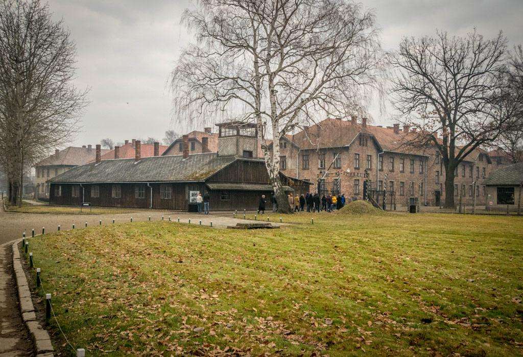 De ingang naar Auschwitz. Gelukkig kon ik wél nog naar buiten. Iets dat de vele slachtoffers alleen maar vurig konden hopen...
