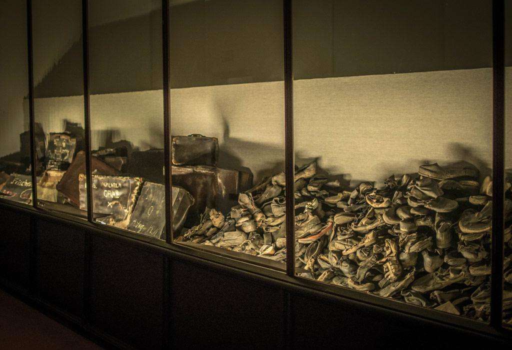 Schoenen en koffers die werden achtergelaten door de gevangenen en later werden teruggevonden doorheen het kamp.